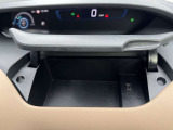 運転席アッパーボックス★USB電源ソケットが中にございます♪