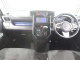 使いやすく運転しやすいレイアウトの運転席回り。