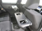 運転席、助手席シートにシートバックテーブルがあります。