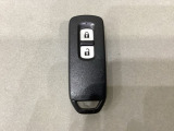 スマートキーを装備しています。鍵を差し込むことなくドアロックの開け閉めと、スタートボタン操作でのエンジンスタートができます。スペアキーも同じものを用意しております。