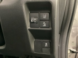 ハンドルの右側にはヘットライトリベライザーとHondaセンシング用のメインスイッチがついています。ヘッドライトレベライザーは道路状況や積荷の加重に応じてライトの高さを調節できます。