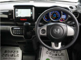 運転にかかわる様々な操作を安全に行えるように視点移動が少なく、操作性に配慮されたスイッチ類が凝縮されたコクピットです。