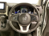 ハンドルにHondaセンシング系のクルーズコントロールやレーンキープアシストなどのスイッチと、オーディオの操作スイッチが装備されています。ハンドルから手を離さず安全に操作できます。