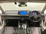 車内は光触媒抗菌消臭施工済です。インパネ周りはスタイリッシュなデザインで機能や装備も充実しています。グローブボックスやカップホルダーのほかにトレーなどたくさんの収納スペースが付いています。