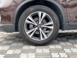 純正アルミホイール。タイヤサイズは225/60R18です。