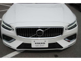 最新のVOLVOのエンブレムデザイン☆センターを斜めに大きく横切るラインと銀のアイアンマーク☆