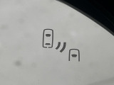 【ブラインドスポットモニター】走行中、ドアミラーの死角になりやすい箇所に後続車が接近するとサイドミラーのレンズに警告を表示!ドライバーに注意喚起をしてくれます。