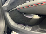 運転席側のドアインナーパネルになります。各席のウィンドー操作、ドアミラーの調整が行えアウディいらしいスイッチ操作感覚を味わえます。