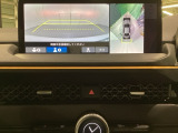 マルチビューカメラシステム搭載車です。お車の周囲を全方位でカバーします。後方・前方・両脇と、コンディションが悪い視界でもカラーモニターに映し出した映像がドライバーをサポートします。