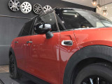 MINI認定中古車は360°を徹底的にチェック。エンジンやトランスミッション、電気系統やコンピュータ・システムなどを詳細に点検。交換基準に達した部品は整備した後にご納車いたします。