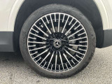 左後タイヤ。タイヤサイズは前後共に235/45R20。