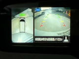 前後左右4つのカメラで、上から見たような映像をお届け、駐車時も安心、アラウンドビューモニター付(肉眼では確認し辛い左前の映像に切り替えることも可能です)。