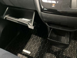 車検証入れになどにも使える便利な収納BOXあります。