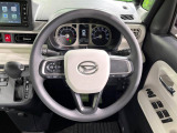 インテリアに合わせたデザインのステアリングは、運転される方のことも考え、運転しやすい形状、大きさです。是非一度、実際に触ってお確かめください。