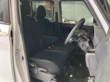 運転席、助手席です。座面も広くゆったりと座れてアームレストも付いているので重宝します。