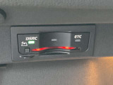 ETCはグローブボックスの中に装着されています。こちらの車両にはDSRC(ETC 2.0)が付いていますので、渋滞情報などリアルタイムでナビに反映されます。
