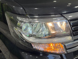 【LEDヘッドライト】悪天候や夜間走行時も良好な視界を確保し安心して運転できる高輝度LEDヘッドライトを装備!点灯速度が早く、消費電力も抑えられています。