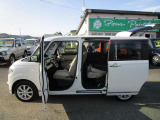 左右パワースライドドアで狭い場所での乗車も楽です!