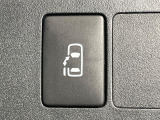 【パワースライドドア】スマートキーや運転席のスイッチでスライドドアの開閉が可能♪電動だから力を入れてドアを開ける必要が無く、小さいお子様でも、重い荷物を持っている時もラクに開け閉めできます♪