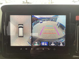 【360°ビューモニター】  とても分かりやすい、クルマの上から見下ろしたような映像で、駐車サポートをしてくれます。