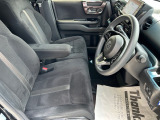 乗り心地の良いフロントシートです。足回りも広々としておりますので、長時間の運転も疲れづらいですよ。