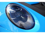 ポルシェダイナミックライトシステム プラス (PDLS Plus) を含むマトリックスビーム付きティンテッドLEDメインヘッドライトです。