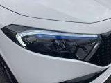 右ヘッドランプ。LEDハイパフォーマンスヘッドライトを装備。