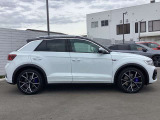街中からアウトフィールドまで、SUVながら都会に映えるクーペのようなスタイリング。Volkswagenの最新技術と価値をコンサーバティブにまとめあげた車、クーペSUV T-ROCです。