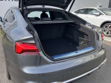 開口部が低く設定されているので、荷物の積み下ろしがスムーズに行えます。更に分割可倒式リアシートの採用でシートのバックレストを倒すと、大きく長い荷物も積み込めます。
