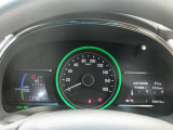 シンプルで見やすいデザインのメーターパネルです。車の情報が表示される大事な場所だからこそ見やすさが大切ですね。