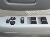 【電動格納ミラー】サイドミラーは電動格納式となっており、狭い駐車場でもキズがつくリスクを抑えられます。