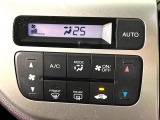 【オートエアコン】一度お好みの温度に設定すれば、車内の温度を検知し風量や温度を自動で調整。暑い…寒い…と何度もスイッチ操作をする必要はありません。快適な車内空間には必須の機能ですね♪