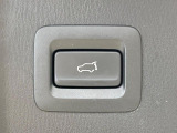 【パワーバックドア】スマートキーや運転席のボタンを押すだけでリアゲートが自動で開閉します!荷物を持っている時や、高い位置にあるバックドアを閉める際に便利な機能です♪
