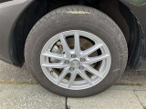 Aftermarketアルミ付き。タイヤサイズは185/65R15、現在は夏タイヤ装着で残り溝は約6ミリです