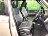 運転席まわりには十分なスペースがあり、大柄な方でもゆったり運転していただける環境です。