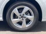 18インチ純正アルミホイール装備 全車両に標準装備の純正アルミホイールは、純正ならではのバランスの良いデザインと、走行安定性をお楽しみ頂けます。