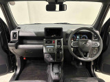 美しいデザインの運転席空に加えてUV&IRカット機能付きフロントガラスの面積や位置取りが良く、前方・右前・左前方向の視認性がいいですよ!
