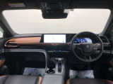 ディスプレイや操作スイッチを水平に集約、運転中の視線移動や動作を最小化できるようなレイアウトになっています。ドライバーは運転に集中でき、一緒に乗る方は心地よく移動を楽しめる空間となっています。