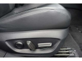 運転席にはパワーシートが付いております。パワーシートは指先1つで操作出来るためチカラの弱い女性の方でもシートに座ったまま操作出来ます♪