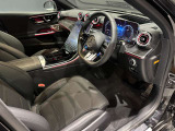 運転中にハンドルから手を離したり前方から目を逸らしたりすることなく、安全に各機能を操作する事ができます。