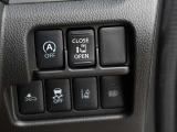 運転席の右側にはオートスライドドア、エマージェンシーブレーキ、VDC、LDW(車線逸脱警報)等の操作スイッチが有ります。