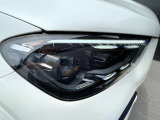 メルセデス・ベンツのヘッドライトはヘッドライトをいち早く点灯させ、周囲に対して自車の存在をアピールし、被視認性を高めて交通事故を減らそうという考えなのです。これこそが、メルセデスの安全哲学です。