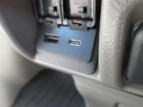 USB電源ソケットが前席中央にあり、便利に使えます☆