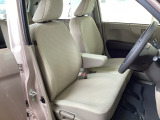 広い足元に肘掛けもついたゆったり座れるシートです。運転席と助手席の間が空いているため、助手席側への移動がスムーズです。交通量の多い道でも、助手席側から乗り降りができます。
