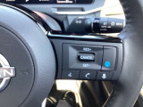 ハンドル右側には高速道路などドライバーの運転の負担を軽減してくれるプロパイロットが装備されています。アクセル、ブレーキ、ステアリングをクルマがアシスト。