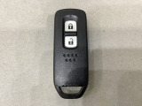スマートキーを装備しています。鍵を差し込むことなくドアロックの開け閉めと、スタートボタン操作でのエンジンスタートができます。