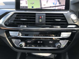 【左右独立式オートエアコン】☆運転席・助手席で個別に温度設定する事が可能。一定以上の大気中の有害物質を感知すると自動的に内気循環モードに切り替わるAUCを装備☆