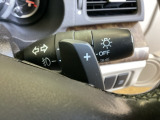 ステアリングの裏側、左右にパドルシフトがついています。右が+、左が-の操作でシフトチェンジを行い、エンジンブレーキなどのマニュアル操作ができます。