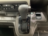 CVT車のセレクトレバーです。低速から高速まで、変速ショックのないスムーズな走りを実現するとともに、エンジン効率のよい領域を維持することで燃費にも貢献します。