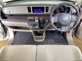 車内は光触媒抗菌消臭施工済です。インパネ周りはスタイリッシュなデザインで機能や装備も充実しています。グローブボックスやカップホルダーのほかにトレーなどたくさんの収納スペースが付いています。